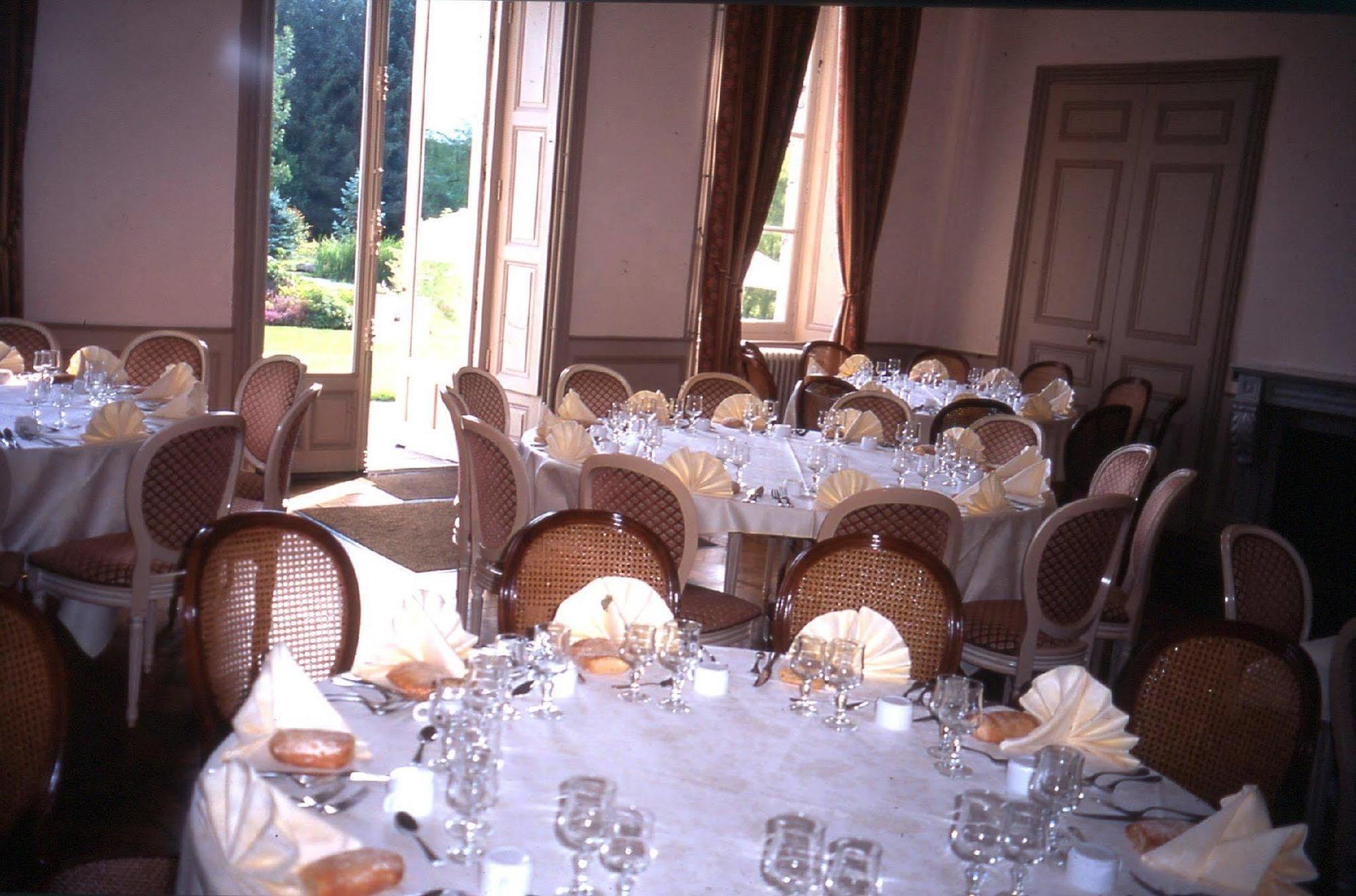 Saint-Germain-en-CoglèsChateau De La Foltiereアパートメント レストラン 写真